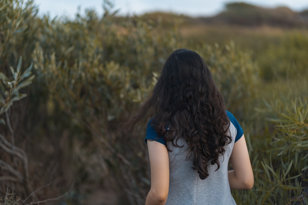 Başlık: Kadınların Uzaklaşma Sebepleri: Anlayış ve Empati ile Yaklaşmak